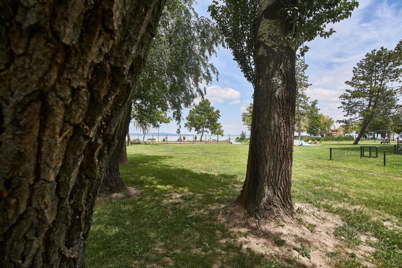 Catamaran Apartments - Hostaid Siófok Exteriör bild