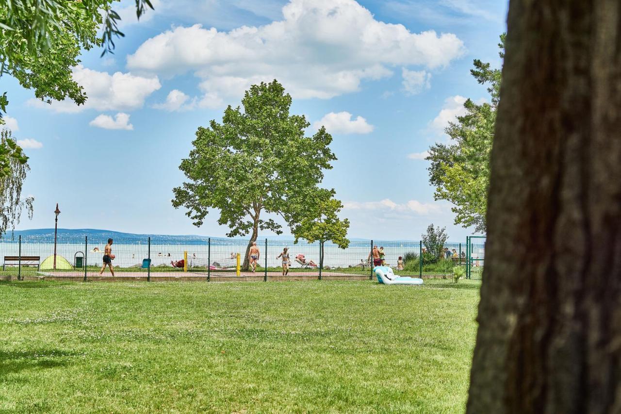 Catamaran Apartments - Hostaid Siófok Exteriör bild